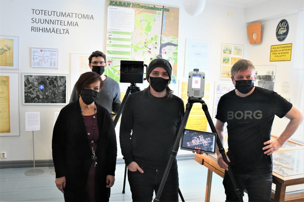 Helena Lindsten, Hannu Hyyppä, Matias Ingman ja Toni Rantanen 3D mittauskaluston kanssa Riihimäen kaupunginmuseossa